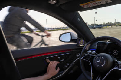 アクティブブラインドスポットアシスト（降車時警告機能付）は、車線変更が危険すぎる場合に、サイドミラーにある赤い警告信号でドライバーに知らせる。自動補助ブレーキで危険回避をサポート