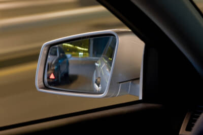 アクティブブラインドスポットアシスト（降車時警告機能付）は、車線変更が危険すぎる場合に、サイドミラーにある赤い警告信号でドライバーに知らせる。自動補助ブレーキで危険回避をサポート