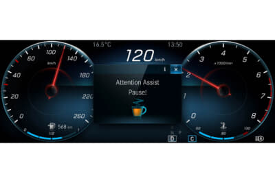アテンションアシストは眠気やドライバーの不注意の典型的な兆候を認識し、休憩を促す警告メッセージを表示