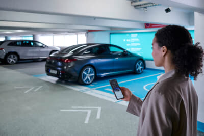 リモートパーキングアシストは、ドライバーが車外にいる間もスマートフォンを使って近くから車両を駐車・駐車解除できる機能。これにより、出入り時の快適性が向上し、ドアを開ける際の損傷から保護