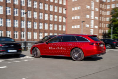 リモートパーキングアシストは、ドライバーが車外にいる間もスマートフォンを使って近くから車両を駐車・駐車解除できる機能。これにより、出入り時の快適性が向上し、ドアを開ける際の損傷から保護。写真はイージーパーキングアシスト車両デモカー