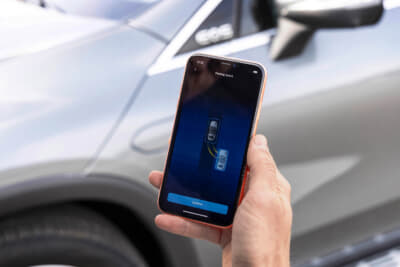リモートパーキングアシストは、ドライバーが車外にいる間もスマートフォンを使って近くから車両を駐車・駐車解除できる機能。これにより、出入り時の快適性が向上し、ドアを開ける際の損傷から保護