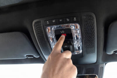 重大事故が検出されると、緊急通報が自動的にトリガーされる場合がある。SOSカバーの下のボタンを押すと、手動の緊急通報が開始される