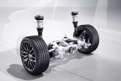 革新テクノロジーとしてリア・アクスルステアリングを採用。低速時にはコーナリング時の回頭性を高めると同時に、より小さな回転半径で駐車が楽。高速時には安定性の高い高速コーナリングやレーンチェンジを実現する