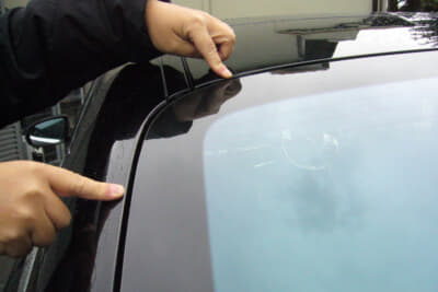 雨樋・レインランネル（溝）を設けて人間工学的に視界を確保するように設計。写真はリアのレインランネル（溝）