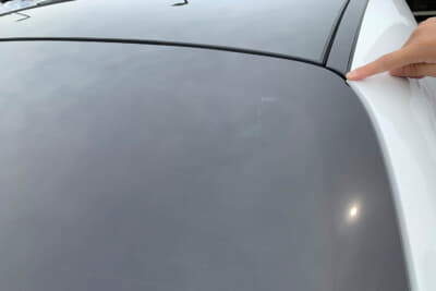 雨樋・レインランネル（溝）を設けて人間工学的に視界を確保するように設計。写真はリアのレインランネル（溝）