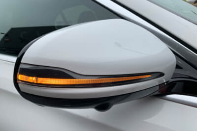 雨樋・レインランネル（溝）を設けて人間工学的に視界を確保するように設計。写真はドアミラーにもレインランネル（溝）を設けてある