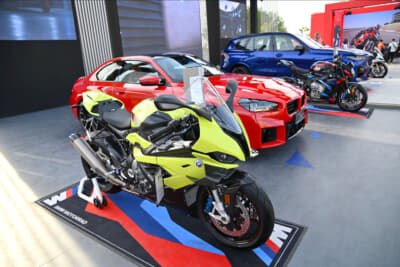 WECのBMW M・チームWRTブース。WECの翌週がMotoGP開幕戦ということで、バイクの展示も多め