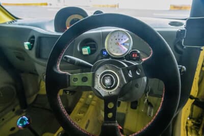 ダイハツ エッセ：シンプルに仕上げたコクピット。メーターは中央が回転で右が水温、左は油温となっている