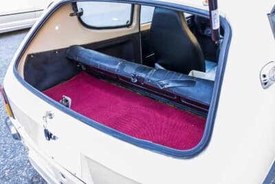 スズキ 4代目 フロンテ：リアのエンジン上にもラゲッジスペースを確保している。