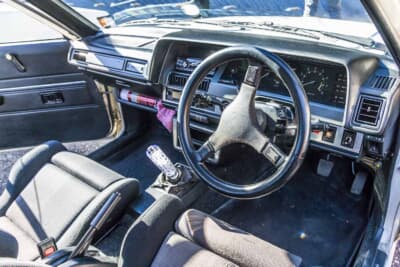 トヨタ 70系 カローラ：ステアリングはイタルボランテ製に交換している