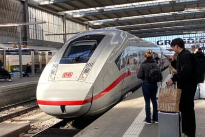 高速鉄道ICE（インターシティ エクスプレス）に乗って、ミュンヘンからフランクフルト・アム・マインへ向かいます