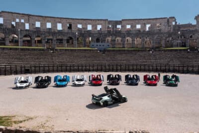 ネヴェーラ トレイルブレイザーズ ツアーで円形闘技場にリマック ネヴェーラが9台集合した