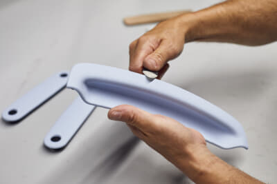 各レザーパーツはその曲線や輪郭に合わせて手作業でコンポーネントに装着される