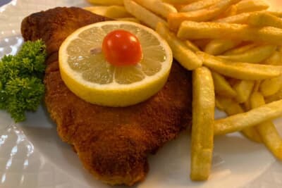 長く揚げ過ぎた感のあるコルドン・ブルー。薄く叩いた豚肉の中にハムとチーズが挟まっていて美味しいのです