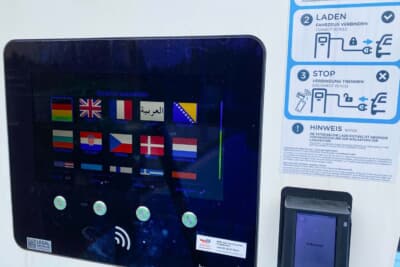 ニュルブルクリンクには新たにTotalの充電ステーションが新設されていました。多言語がチョイスできるようですが、残念ながら日本語はなし