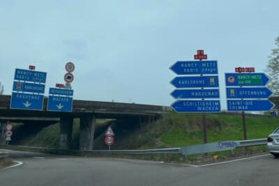 ドイツ領から一般道でフランス領へ入り、高速道路へ向かう分岐点。標識が多過ぎて観光客には一瞬で判断するのは至難の業