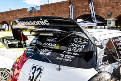 スズキ スイフトスポーツ：GTウイングはVW「シロッコ」用のアフターパーツを加工して装着