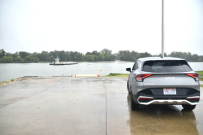 かわいいフェリーがミシシッピ川を渡る。橋がないエリアに住む人の重要な交通手段だ