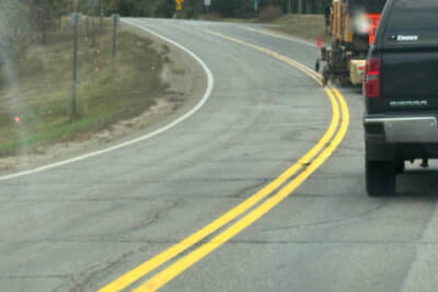センターラインを引く作業車に遭遇。このクルマ、右の白線も同時に引いていた