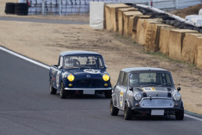 オースティン ミニ ピックアップ：この日の筑波サーキットのコースでのメインイベントは、スーパーバトル オブ ミニ。各クラスのレースに加えてフリー走行枠もあり鈴木さんはピックアップでコースを楽しんだ