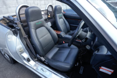 ユーノス ロードスター：外装のリフレッシュ時に張り替えたというシートは、前田さん自身で作業を行ったそうだ。5種類の硬さのスポンジを使用して切り出し、寒い時期のためにシートヒーターも備えた