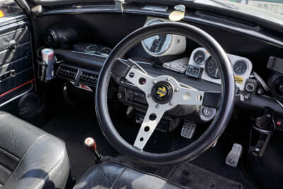 ローバー ミニ クーパー 1.3：スピードメーターをセンターメーター化。それに伴い正面にタコメーターなどを配置している