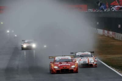 ウエットコンディションということもあり、その後もスピンする車両が続いた