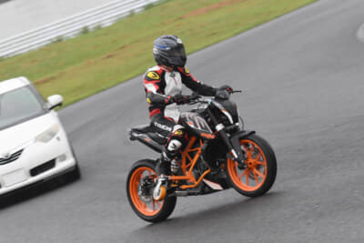 スタッフがインカムを通してライダーに指示を出すことで視覚障がいを持つパラモトライダーでも走行が可能。2021年9月には千葉県にある袖ヶ浦フォレストレースウェイを1周したことも