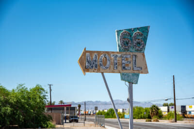 朽ちかけた古いサイン