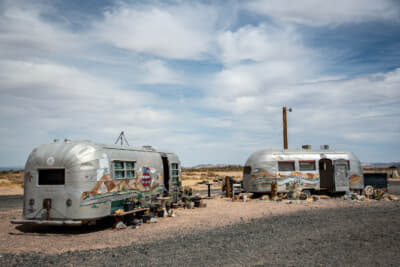 エアストリームは朽ちた状態で、有名な給水塔は朽ちて倒れている