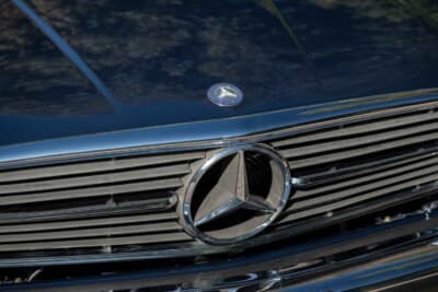 7万8400ドル（邦貨換算約1170万円）で落札されたメルセデス・ベンツ「560SL」（C）Courtesy of RM Sotheby's