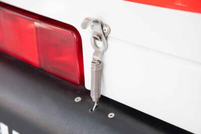 フィアット チンクエチェント トロフェオ：リアハッチとバンパーはスプリング・トランクフックで固定されている