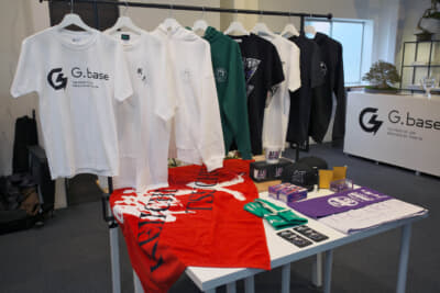 G.baseでは、Tシャツなどのアパレルも販売される
