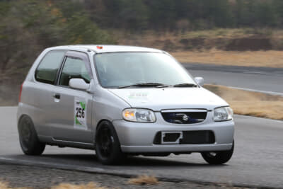 最大のライバルがピットスタートとなり、余裕のレースだった256号車 齋藤博文。しかしシリーズポイントではごくわずかな差しかない