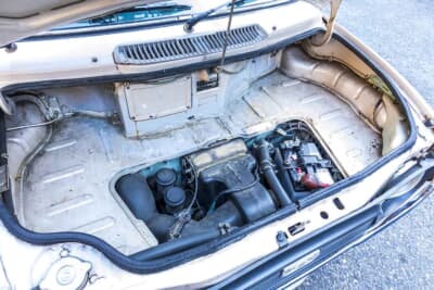 スズキ 4代目 フロンテ：フロントフード内にラジエターなどを装備する