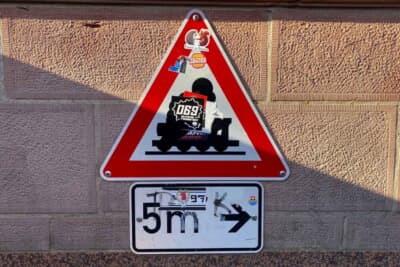 写真の標識を見て、マイン川沿いに汽車が走っていることを知りました