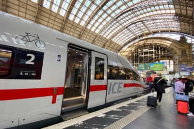フランクフルト中央駅。日本の新幹線にあたる高速鉄道ICE（インターシティ エクスプレス）でやってきました