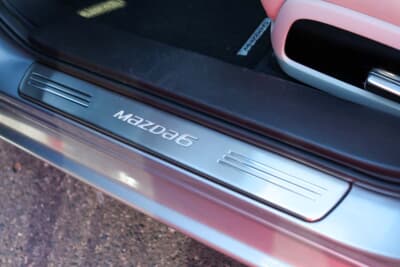 マツダ 3代目 アテンザワゴン:スカッフプレートもマツダ6になっている