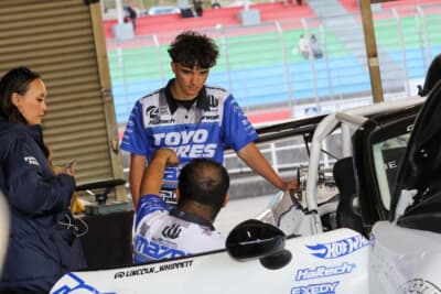 マツダ車を愛する世界的に有名なドリフトドライバー、マッド・マイク選手の息子のリンカーン・ウィデット選手も来場