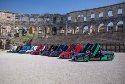 ネヴェーラ トレイルブレイザーズ ツアーで円形闘技場にリマック ネヴェーラが9台集合した