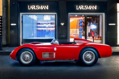 マセラティ 200S：ミラノデザインウィーク2025に老舗生地ブランドのラルスミアーニ・ブティックで展示された
