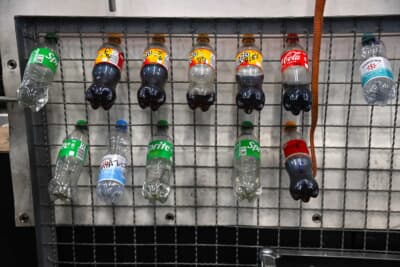 ピットの中ではペットボトルの置き場所にも困りますが、フェンスに挟むとは画期的