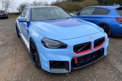 BMW M2。華奢な女性が勇敢にニュルブルクリンクをドライブされていました