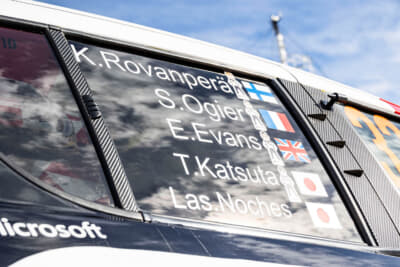 スズキ スイフトスポーツ：リアクオーターウインドウにはトヨタのWRCドライバーたちの名とともにオーナーの名前も