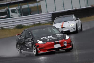 1コーナーの進入では先行を許し、レース中もトップの入れ替わりもあったものの、最終的には地頭所光の321号車（WIKISPEED Tesla 3）が格上のモデルSを抑えて優勝した