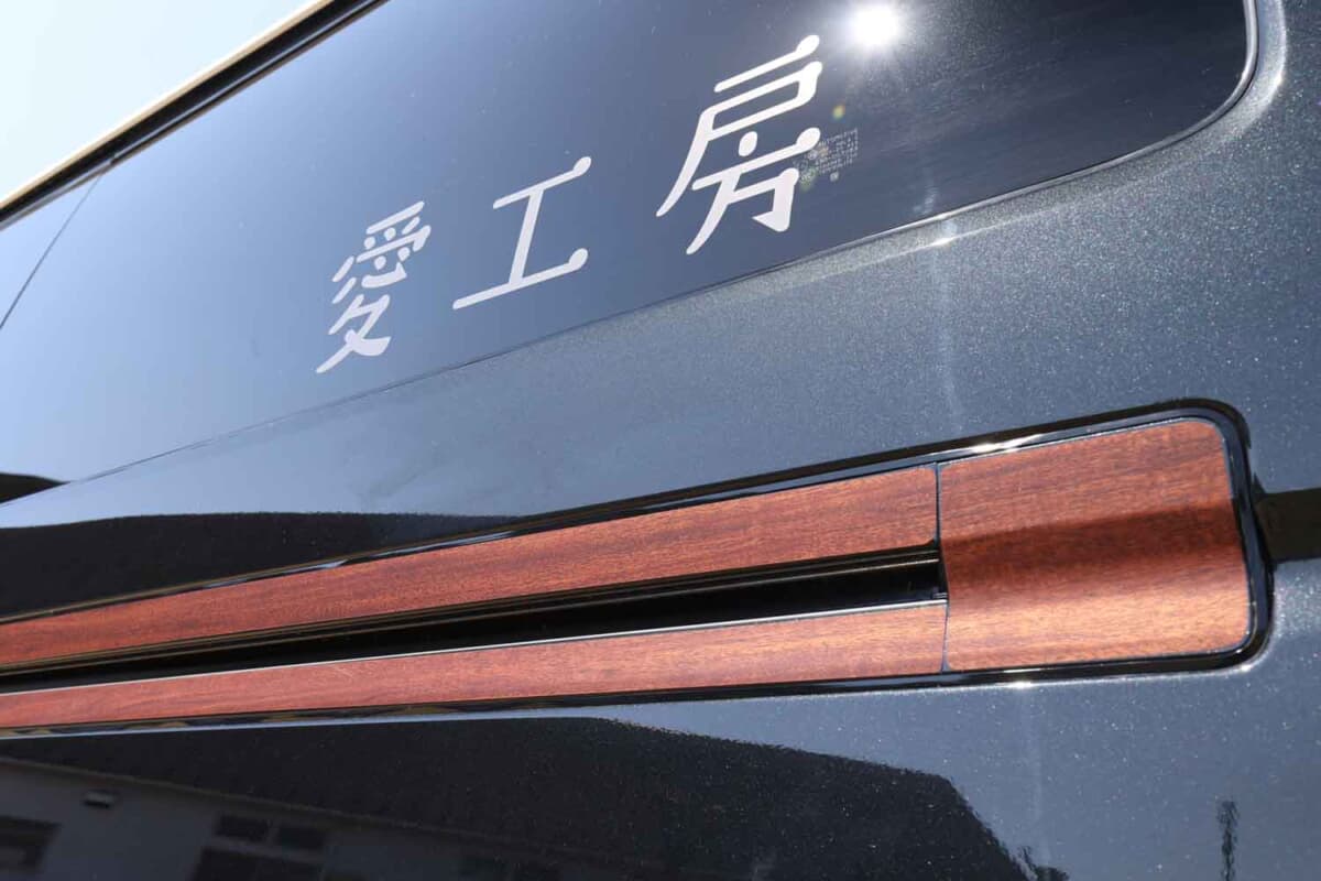 〇〇〇〇：まるで本物のような手触りも楽しめる木目調が特徴だ