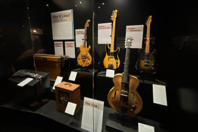 ファンにはたまらないギターの歴史。上段右のテレキャスターは超初期型