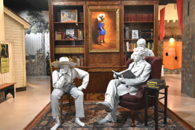 トム・ソーヤー博物館の展示。マーク・トウェインの書斎にトムとハックが遊びにきている