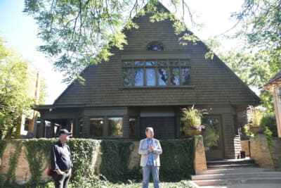 ライトが住んでいた家が博物館になっている。中央がツアーガイド。周辺にはライトの作品がいくつもある